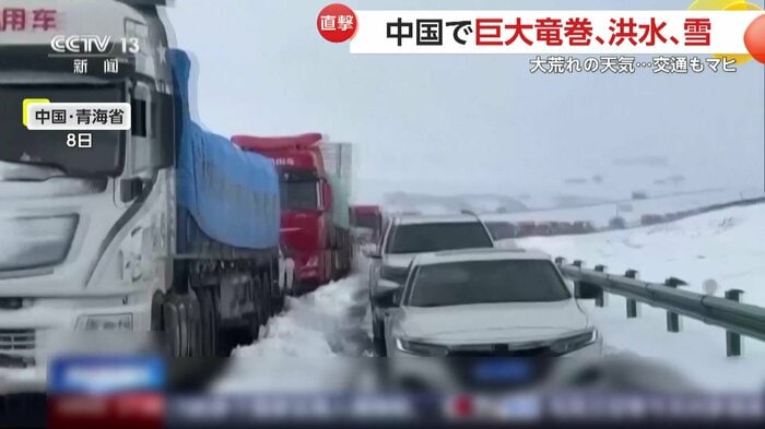 季節はずれの雪で大渋滞(中国・青海省)
