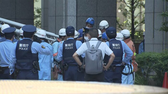 ゴンドラが宙づりになった高層ビル(正午過ぎ 東京・丸の内)