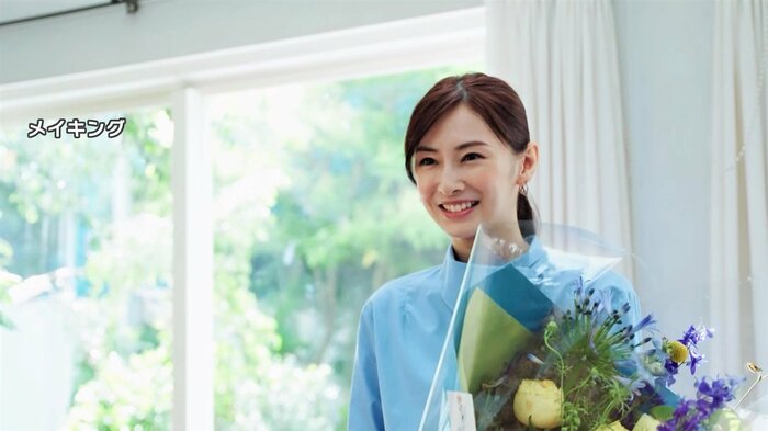 撮影後、スタッフから花束を贈られて