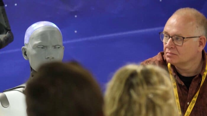 “ロボットの反乱”について問われ、難しい表情を見せたアメカ