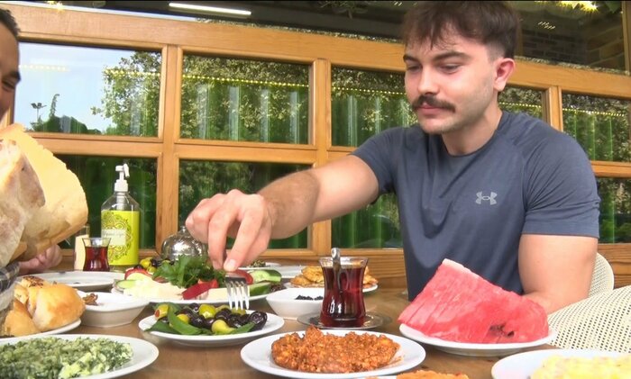 朝食でオリーブを食べるトルコ人