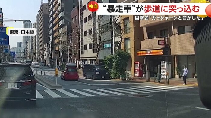 反対車線を逆走する赤い車(PPPさん)