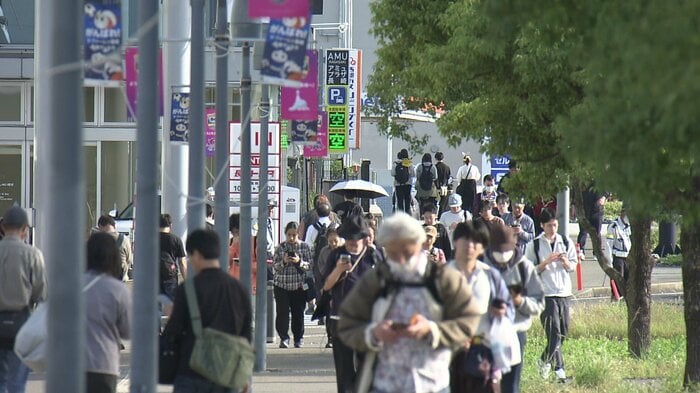 とにかくすごい人…みんなスマホを見ながら歩いている