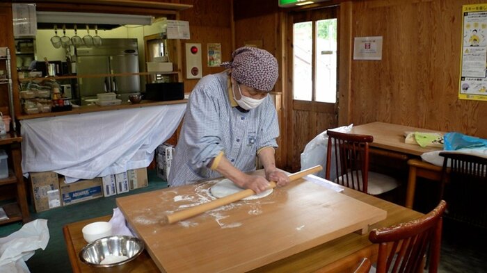 早朝からお母さんたちがそばを仕込む