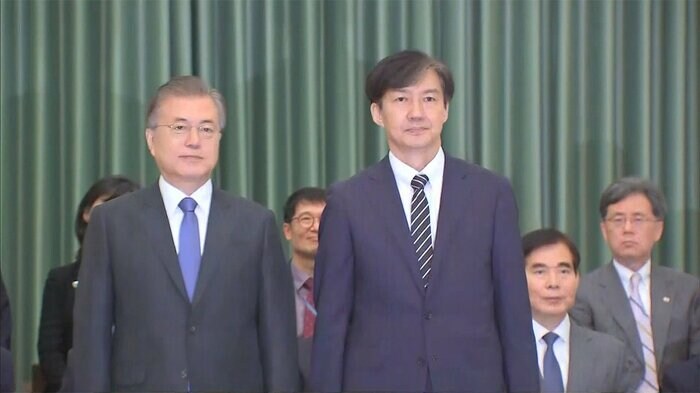 チョ・グク元法相(右)は、文大統領の側近中の側近だった