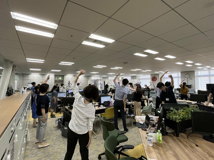 ラジオ体操をする都庁職員