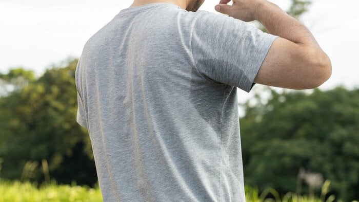 汗じみができると周囲の視線が気になる（イメージ）