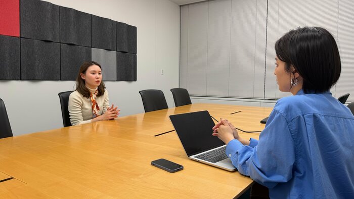 筆者の取材を受ける菊池さん