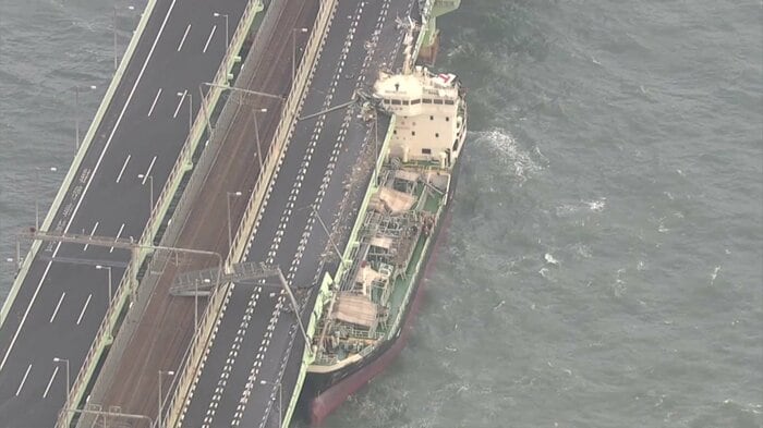 2018年9月の台風21号では高波により関西国際空港の連絡橋にタンカーが衝突