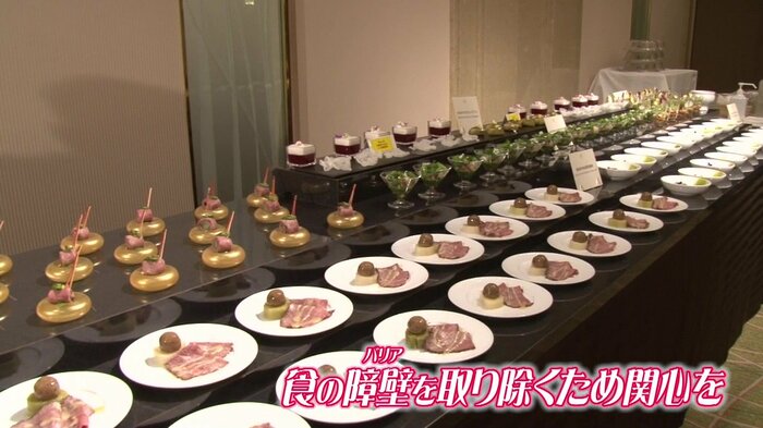 テーブルに並ぶ料理とデザート