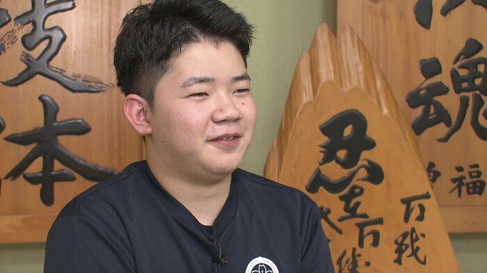 インタビューに応じる床空さん