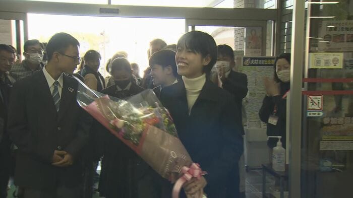 大勢の市民などの出迎えを受けた廣中選手