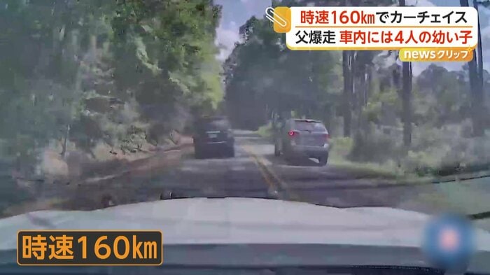 対向車線に出て追い越しする車（左）（Arkansas State Police）