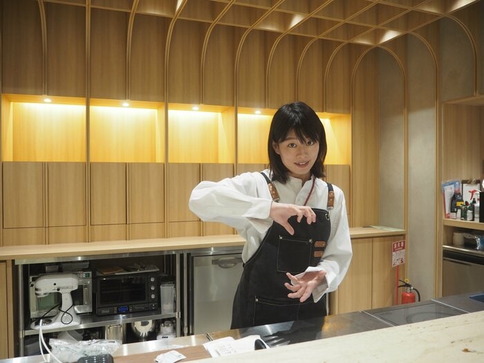 ジェスチャーで応える店員