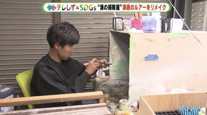 海から集めたルアーを塗装する土井さん
