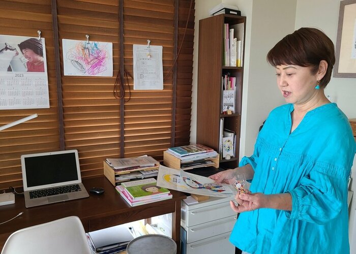 仕事デスクの壁には鈴乃さんの写真