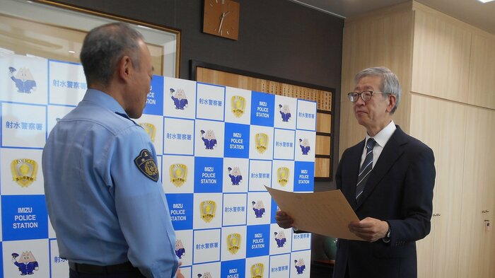 感謝状を受け取った大山さん（画像提供：射水警察署）