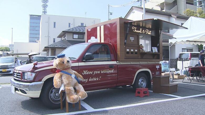 国内に1台「ポストカー」移動型郵便局が長野市にお目見え　思い出の1枚を投函　撮影した写真をその場で絵はがきにするサービスも｜FNNプライムオンライン