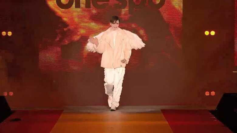 日本最大級のファッションイベント「ガールズアワード」開催　初参加のMattが夢だった天使姿でランウェイに　｜FNNプライムオンライン