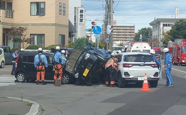 【速報】車3台が絡む事故…うち1台が横倒しとなり車内に2人閉じ込め＜北海道函館市＞｜FNNプライムオンライン
