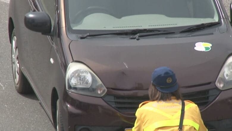 0歳の赤ちゃんを抱いた母親が車にはねられる　赤ちゃんは頭蓋骨骨折　親子とも重傷　横断歩道を渡っていたところ…運転の81歳女を過失運転致傷の疑いで現行犯逮捕｜FNNプライムオンライン