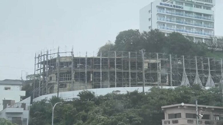 解体途中の“廃旅館”に暴風　「日本のアマルフィ」に台風直撃… 「これからが怖い」住民の緊張続く｜FNNプライムオンライン