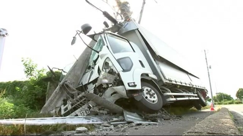 トラックが電柱に衝突、運転席は大破　付近では停電発生　運転手「道路に何か落ちていて避けようとして右にハンドルを切った」　岩手県盛岡市｜FNNプライムオンライン