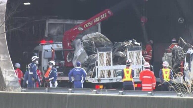 直後に車両から出火…新名神のトンネル内で車4台が絡む事故で5人死亡 最後尾の大型トラック運転の54歳女を逮捕｜FNNプライムオンライン