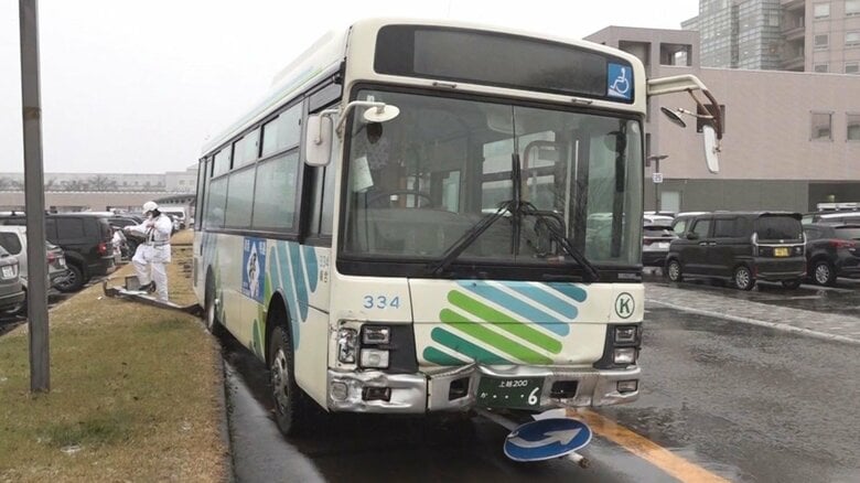 病院ロータリーで路線バス暴走　車13台に次々衝突…標識・街灯なぎ倒す「段差乗り越え次々と」 事故当時にバス運転の52歳男性の意識はっきりせず｜FNNプライムオンライン