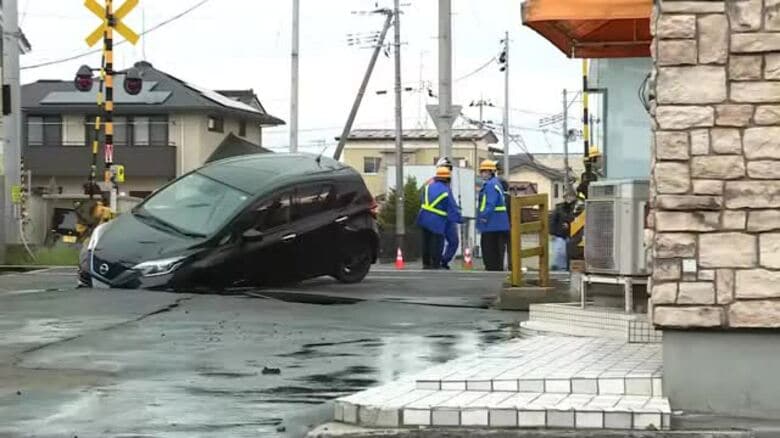 【速報】踏切内で乗用車が溝にはまり動けなくなったか 仙石線が一部区間で運転見合わせ けが人なし｜FNNプライムオンライン