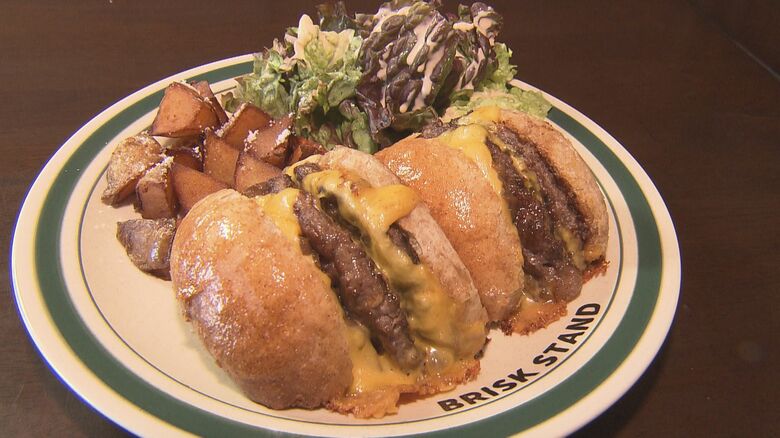 ハンバーガーの概念を覆す…メニュー名はそのまま『切ったやつ』半分にカットし断面を“揚げ焼き”の状態に｜FNNプライムオンライン