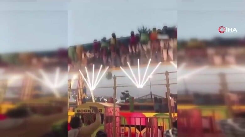 遊園地で乗客乗せた“巨大回転ブランコ”落下の瞬間　乗客避難中に再び崩れ1人死亡12人負傷　インド｜FNNプライムオンライン