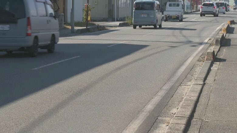 道路を横断中の66歳男性が19歳男性運転の軽自動車にはねられ死亡　事故現場の道路に横断歩道は無いものの直線で見通しは良く｜FNNプライムオンライン