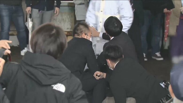 【速報】現場で取り押さえられた男を逮捕　岸田首相の演説前に爆発音　和歌山市｜FNNプライムオンライン