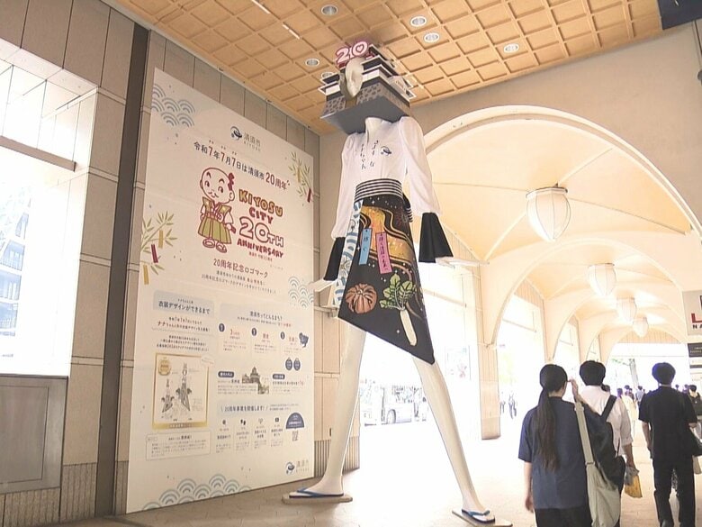 頭に“清州城”…名古屋駅前のシンボル・ナナちゃん人形 愛知県清須市の市制20周年記念バージョンに 7/8まで｜FNNプライムオンライン