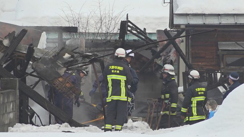 焼け跡から2人の遺体　住人の高齢夫婦と連絡が取れず　福井県大野市の住宅火災｜FNNプライムオンライン