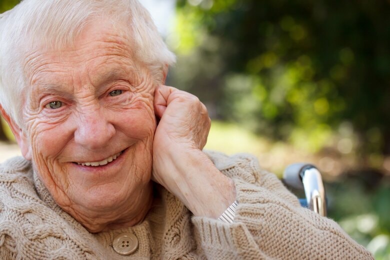 104歳おばあちゃんの「逮捕されたい」夢を実現したイギリス警察　孤独な高齢者をユーモアで笑顔に｜FNNプライムオンライン