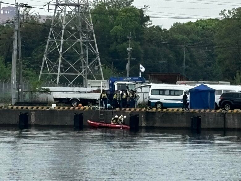 ナイフと被害者のスマホ「海に捨てた」男の供述に基づき水中捜索　18歳女性の遺体遺棄した疑い　大分｜FNNプライムオンライン