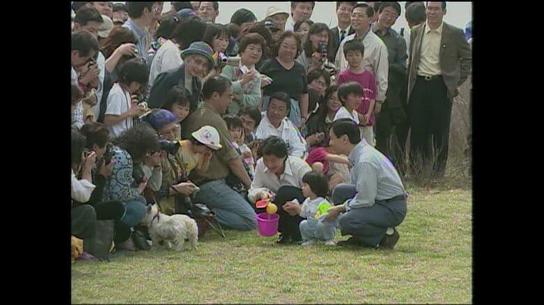 海岸に集まった人々と交流される皇太子ご一家