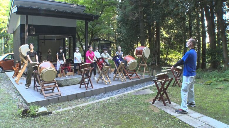 太鼓の演奏を楽しむ