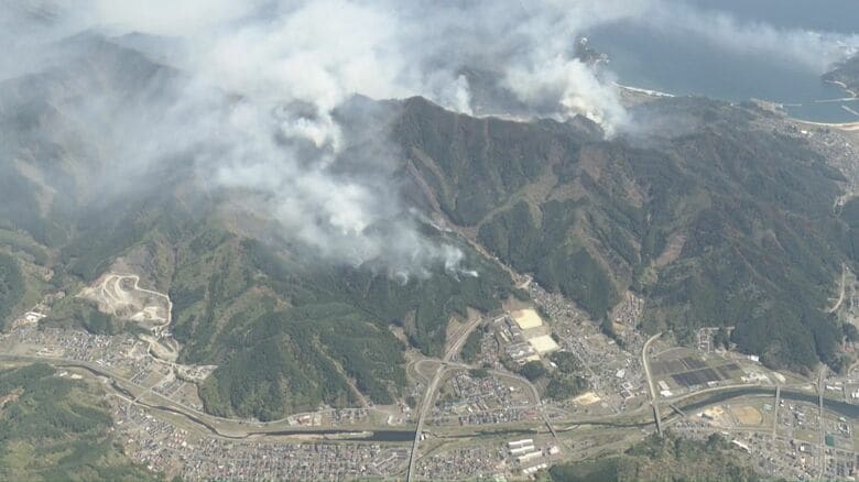 岩手・大槌町の山林火災現場上空の映像（26日午前）