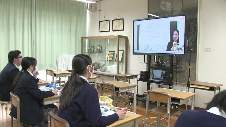 モニターに映る教員から授業を受ける生徒たち