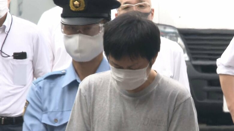 容疑者は、終始、うつむきながら、警察車両に乗せられた