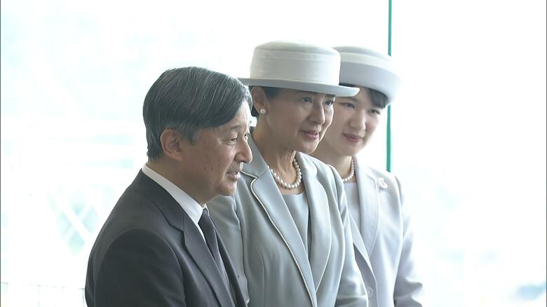 沖縄県平和祈念資料館で戦争体験者らの話に耳を傾けられる両陛下と愛子さま