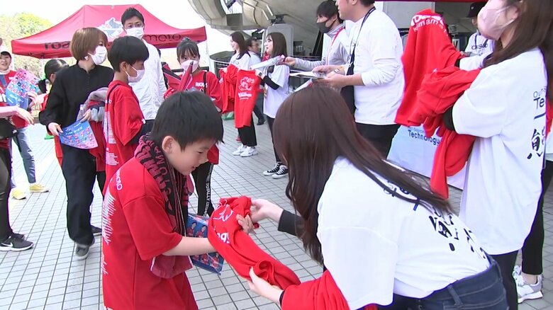 Tシャツを配る“パートナー”の社員たち