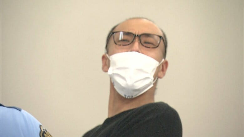 カメラに向かって挑発的な態度をとるトー横の“クレイジー”大越竜治容疑者（37）
