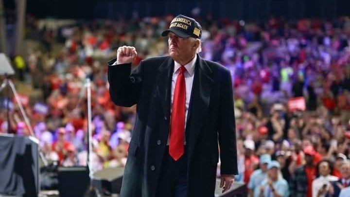 帽子には「MAKE AMERICA GREAT AGAIN（MAGA）」