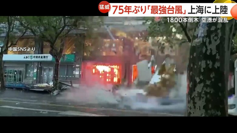 冠水した道路を車が走り去っていった直後、建物からがれきが落下する一部始終（6）