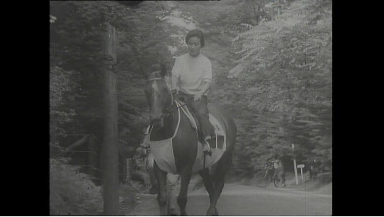 軽井沢で乗馬される華子さま　1964年