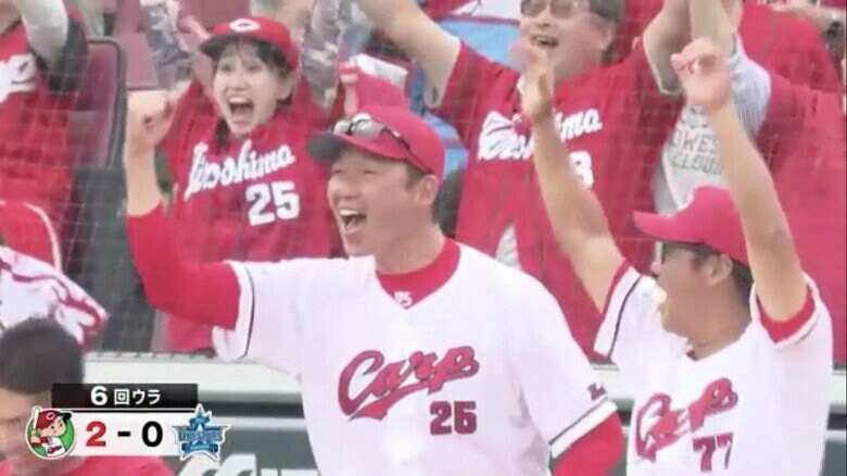 15日、代打・末包選手のソロホームランを喜ぶ新井監督